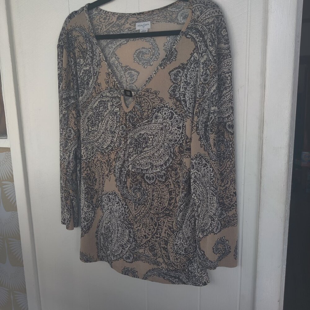 Jaclyn Smith top in tan, black and white paisley, long sleeve and longer length. - Picture 5 of 5